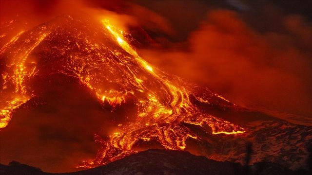 Etna Yanardağı Yeniden Faaliyete Geçti!