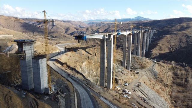 Eğiste Hadimi Viyadüğü'nde Çalışmaların Yüzde 72'si Tamamlandı