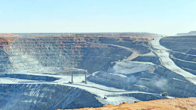 Rio Tinto'nun Turquoise Hill'i devralması, Quebec Yasası ile Süresiz Olarak Askıya Alındı