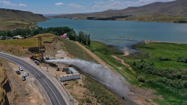 Van'da 750 Metre Derinlikte Jeotermal Su Kaynağı Tespit Edildi