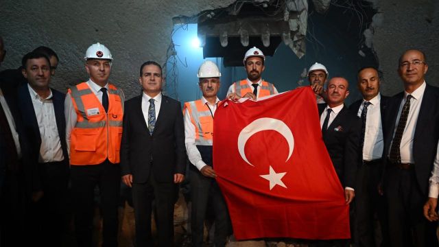 Yüksekova-Yeniköprü Tüneli'nde Işık Görme Töreni Yapıldı