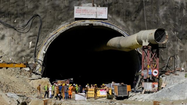 Hindistan'da Çöken Tünelde Arama-Kurtarma Çalışmaları Devam Ediyor
