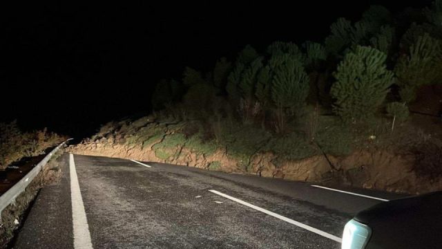 İstanbul-İzmir Otoyolu’nda Heyelan: Ulaşım Kesildi, Trafik Alternatif Yollara Kaydı