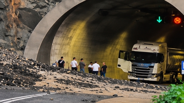 Tünel girişi toprak altında kaldı! Karayolunda korku dolu anlar