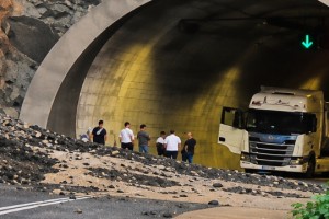 Tünel girişi toprak altında kaldı! Karayolunda korku dolu anlar